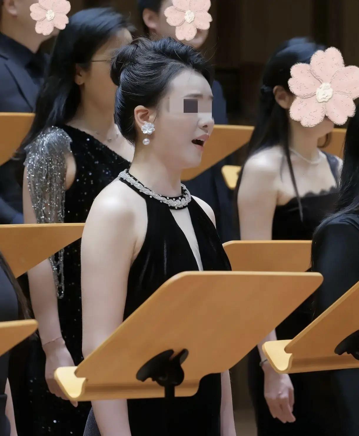 376元礼服退货风波，姑娘道歉了！
 
闹了快半个月的“穿礼服演出后退货款”事件