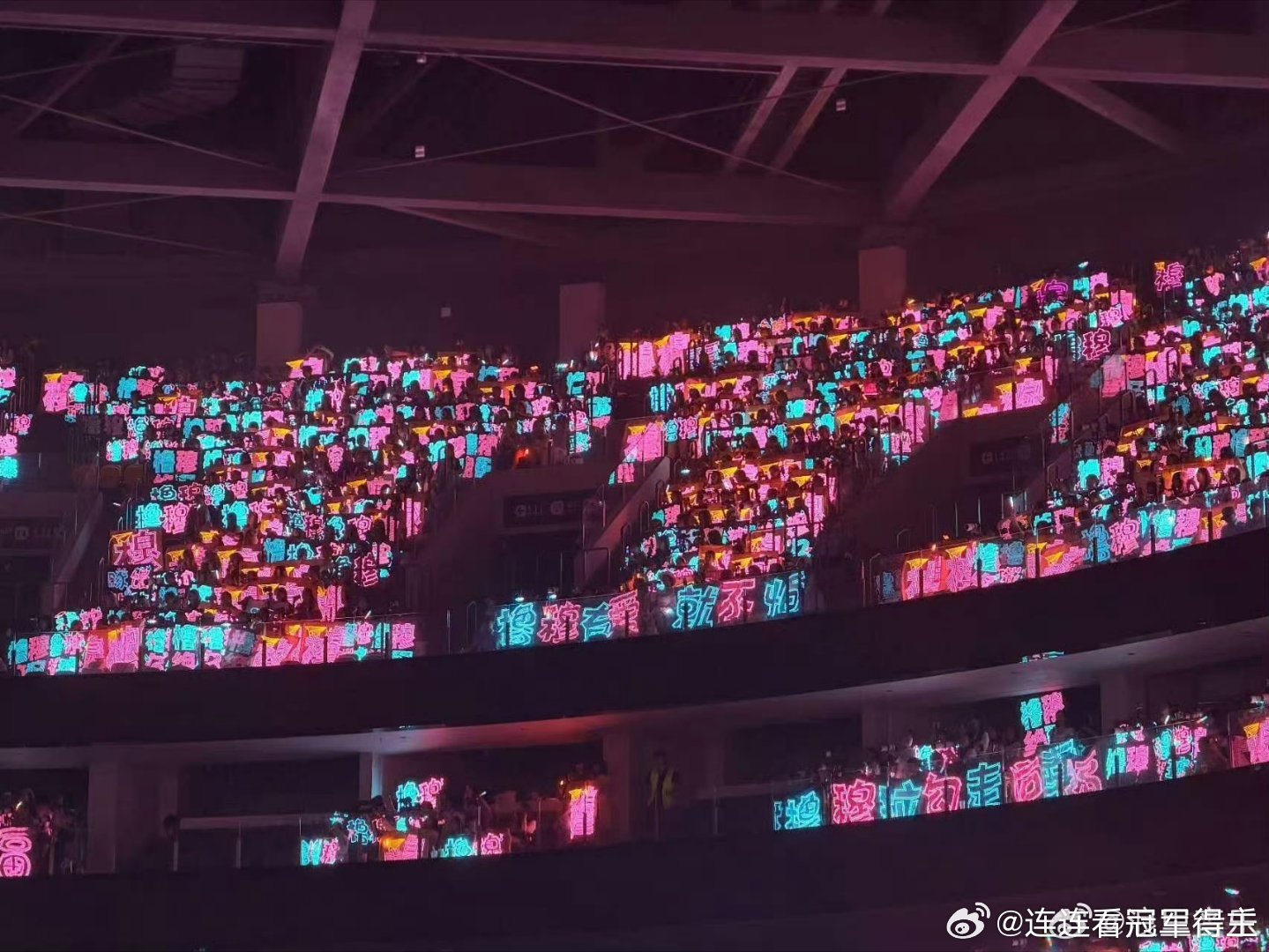 穆祉丞巡演橹穆蓝粉海我是真的被万千少女的真心给震撼了。 