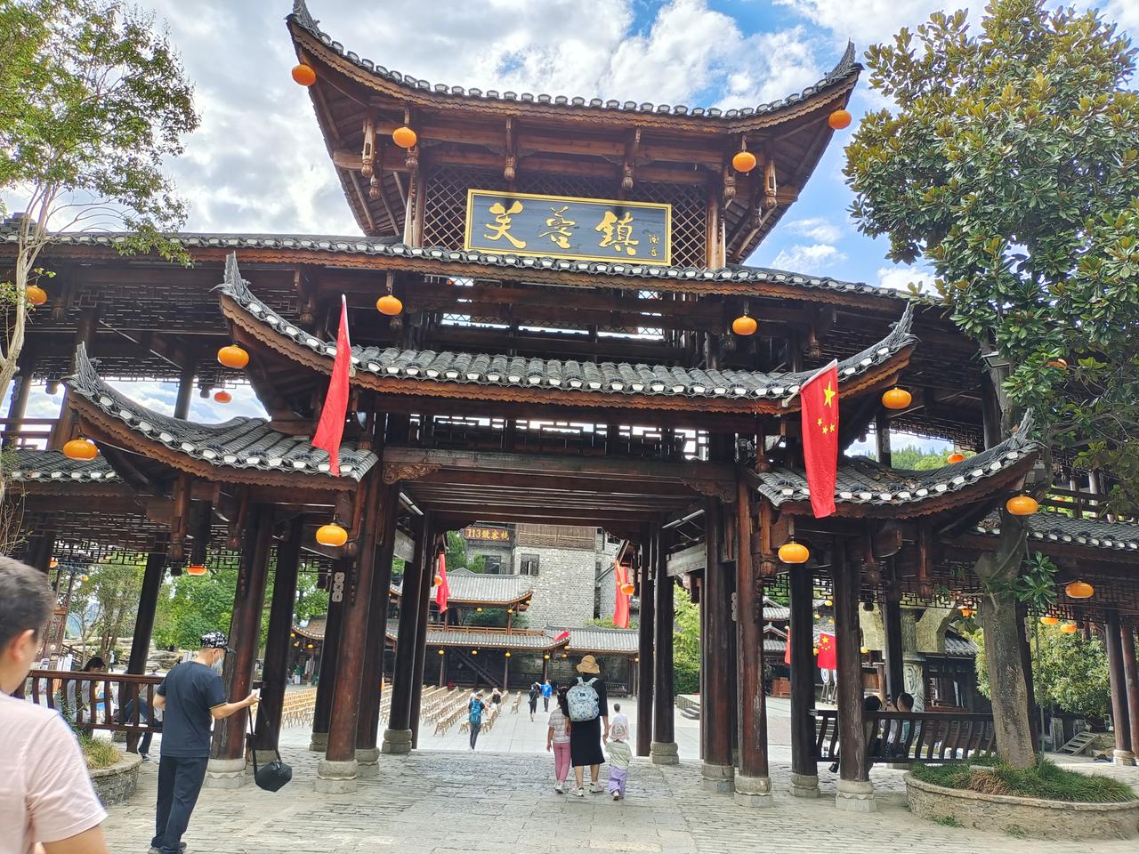 实拍！湘西芙蓉镇，藏在瀑布里的千年古镇，一脚踏进烟雨湘西！
 
 
 
【七绝·