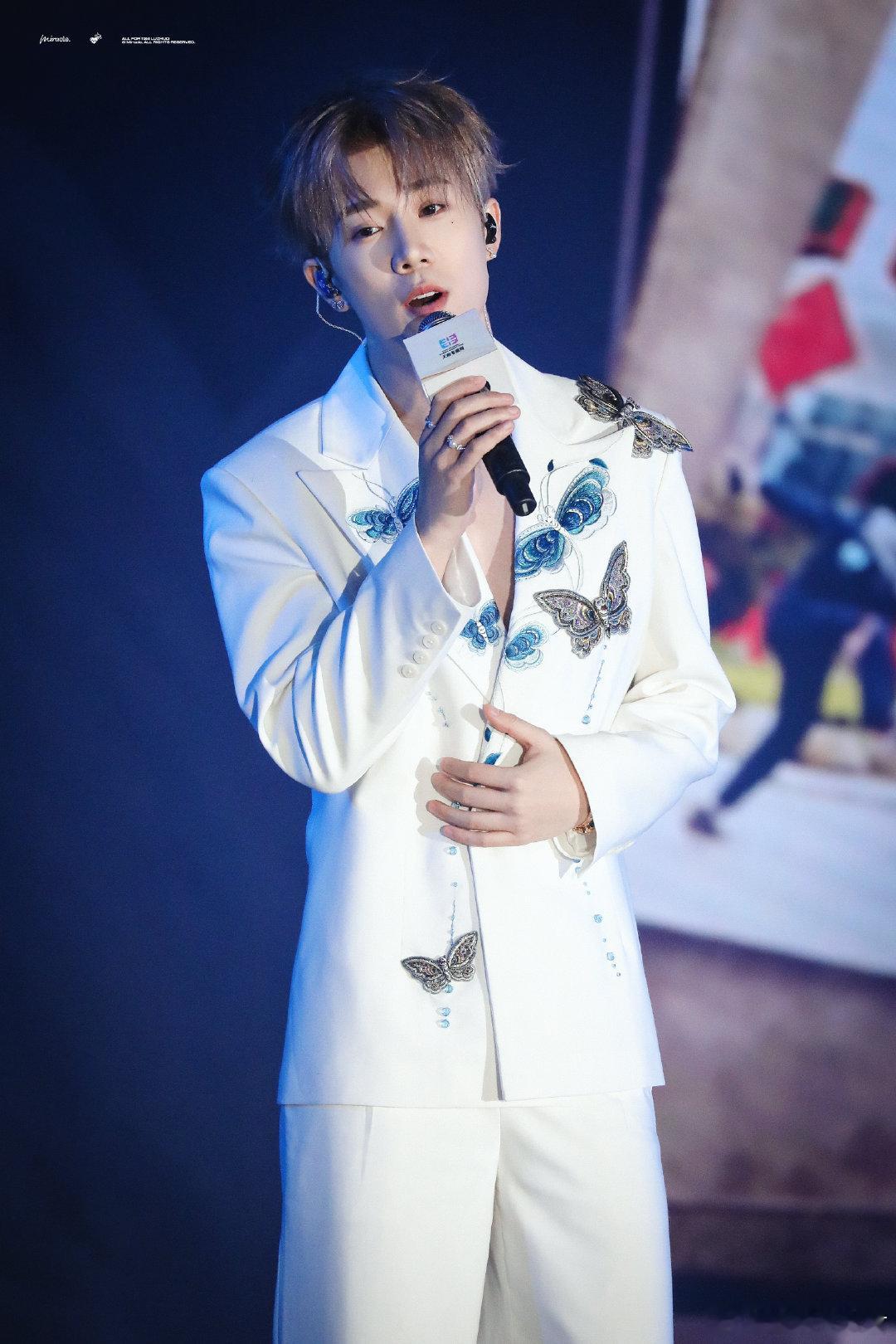 鹭卓把家乡的非遗穿在身上在昨日微博焕新非遗盛典的舞台上，荣获【年度非遗青春力量榜