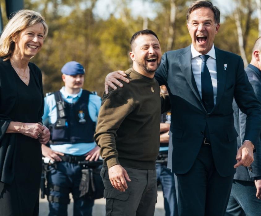 泽连斯基咋笑的这么开心啊！
泽连斯基笑的如此夸张，这是有什么高兴的事情呢？
三人