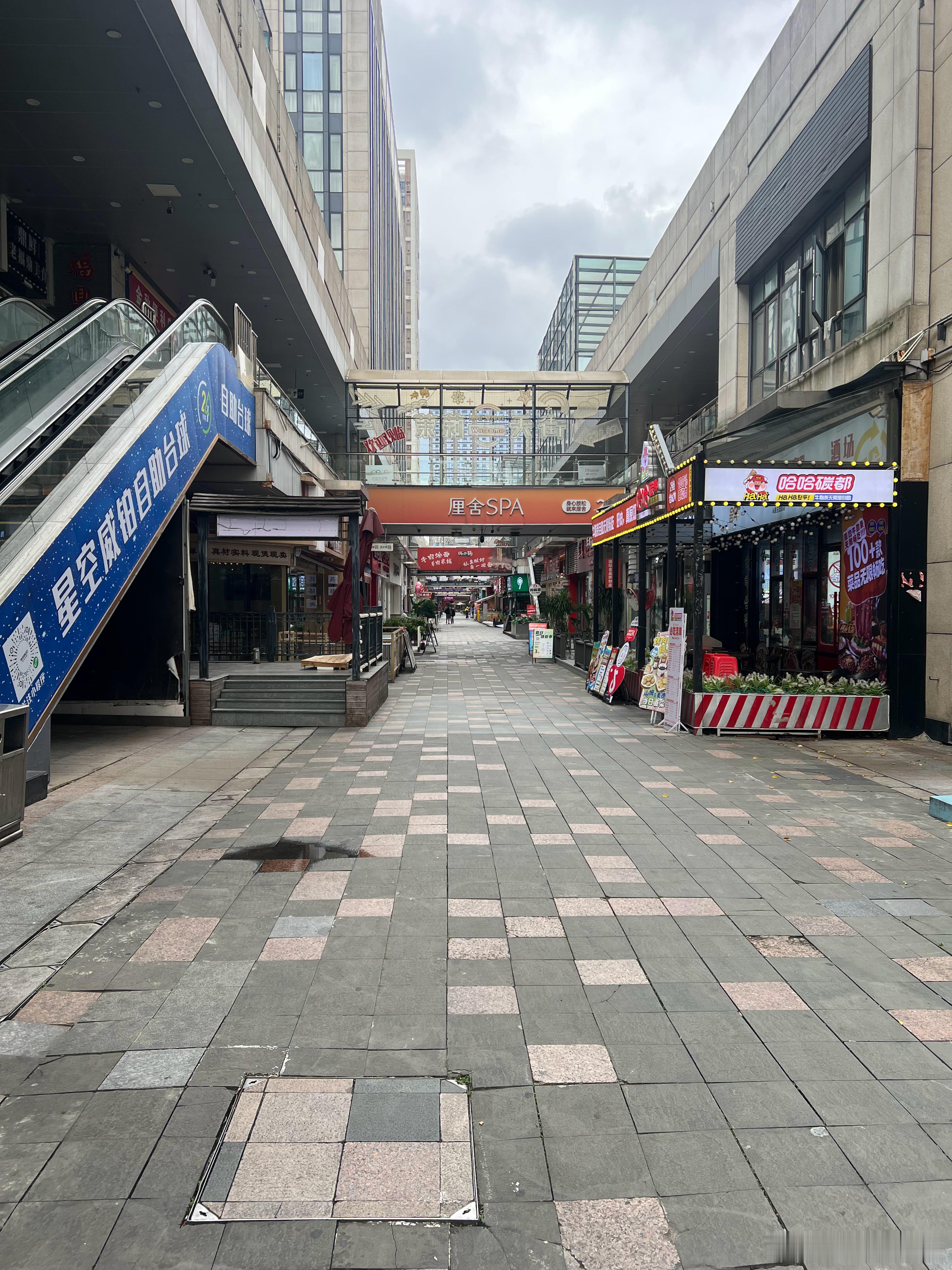 空闲时间漫步福州街头，人少安静有一种放空的感觉。城市漫步日常随拍