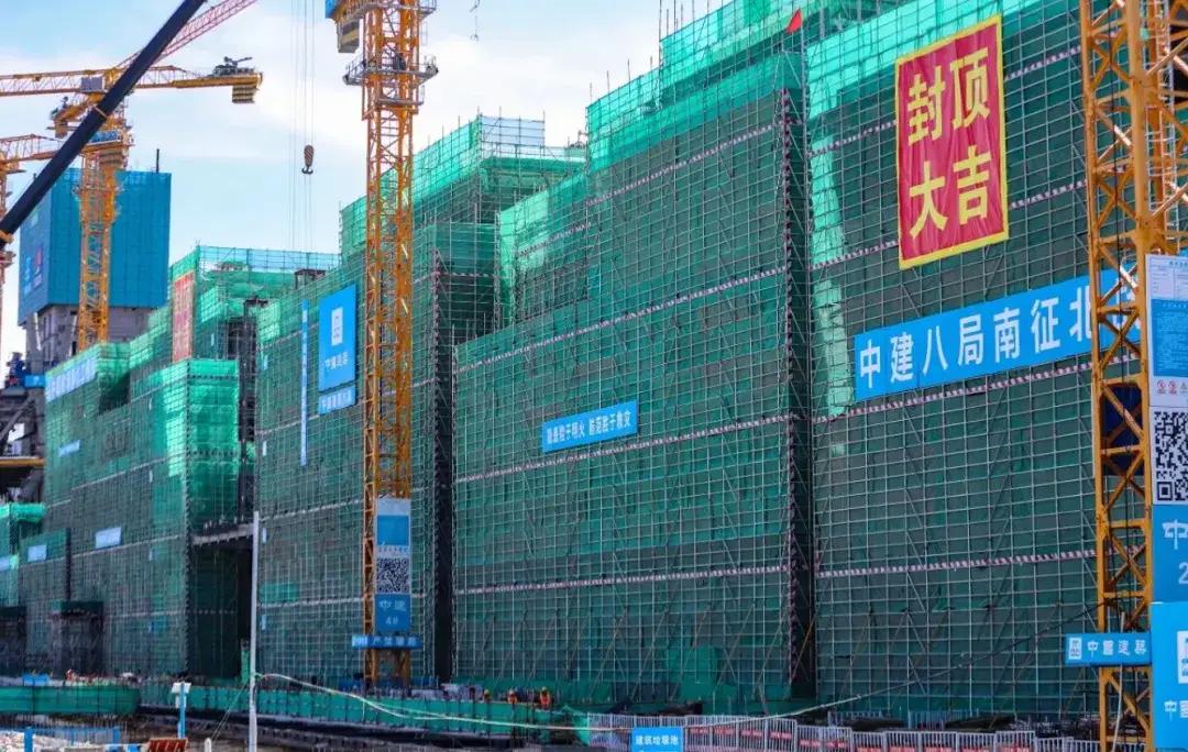 新彊乌鲁木齐首座超五星级酒店群主体结构于6月28日封顶了。整个项目含商业购物中心