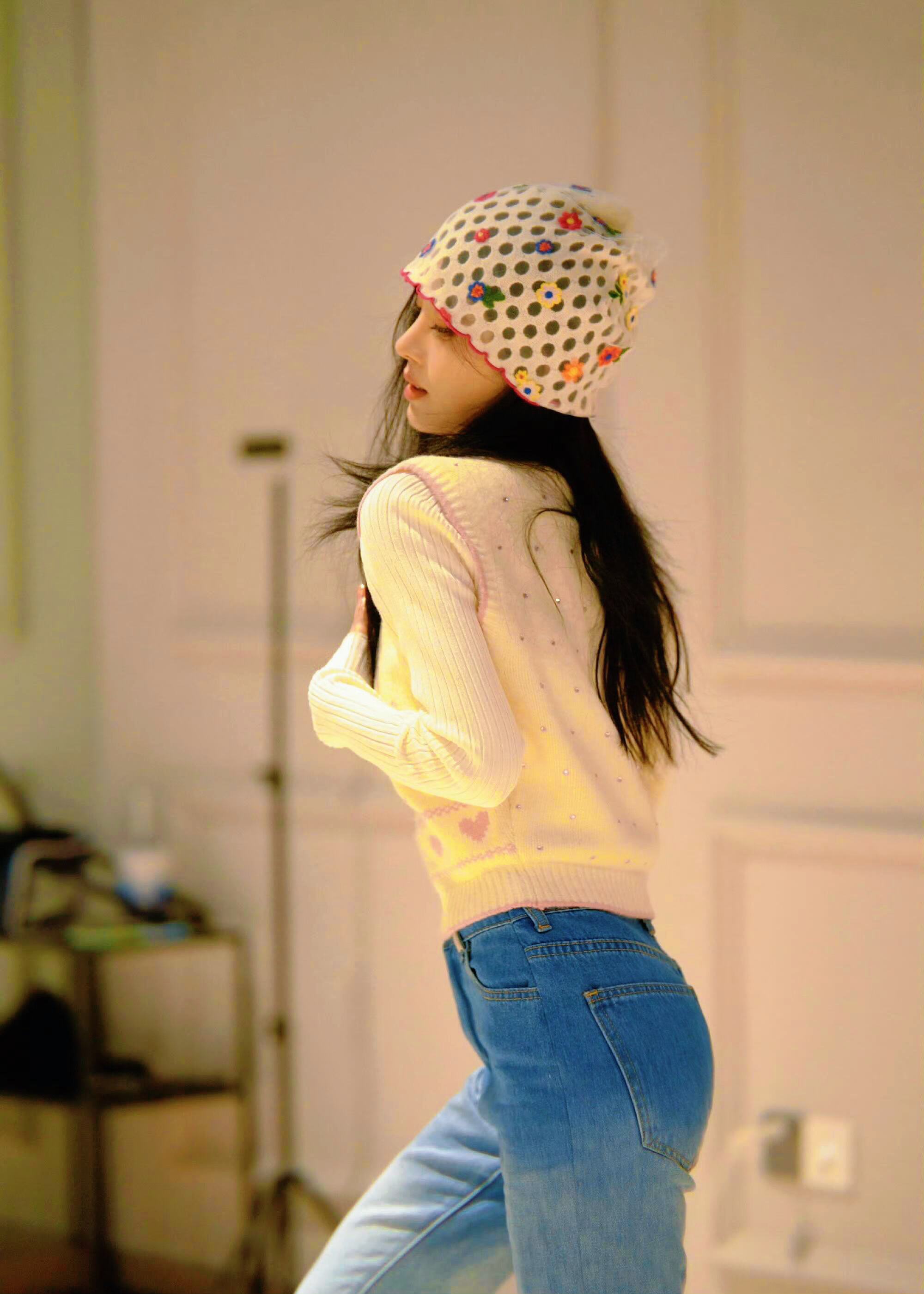 哇塞，没见过的鞠婧祎耶像只喵一样软糯，真的好好看～