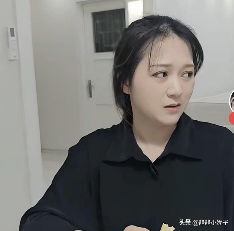 米娜姥姥回归，才发现妈妈和姥姥生气的表情一样，怒气冲冲 喜欢翻白眼，孩子也跟着学