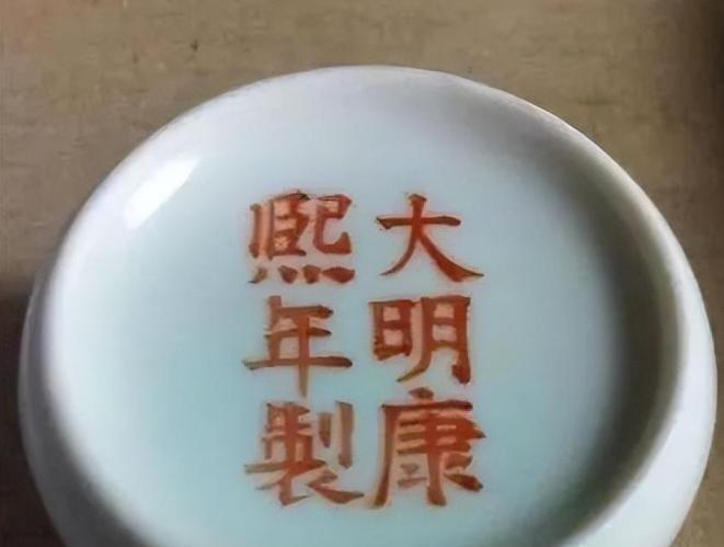 1996年，南京一家古玩店来了一个小伙，拿出一个小酒杯问30000元收不收，店里