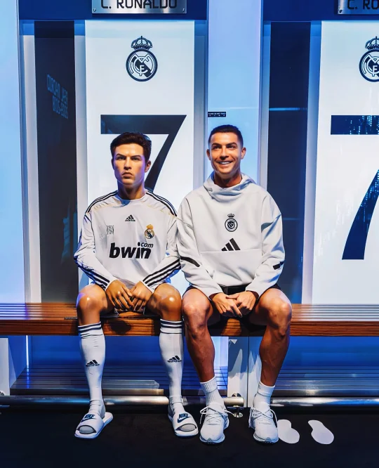 C罗在博物馆的一张可爱照