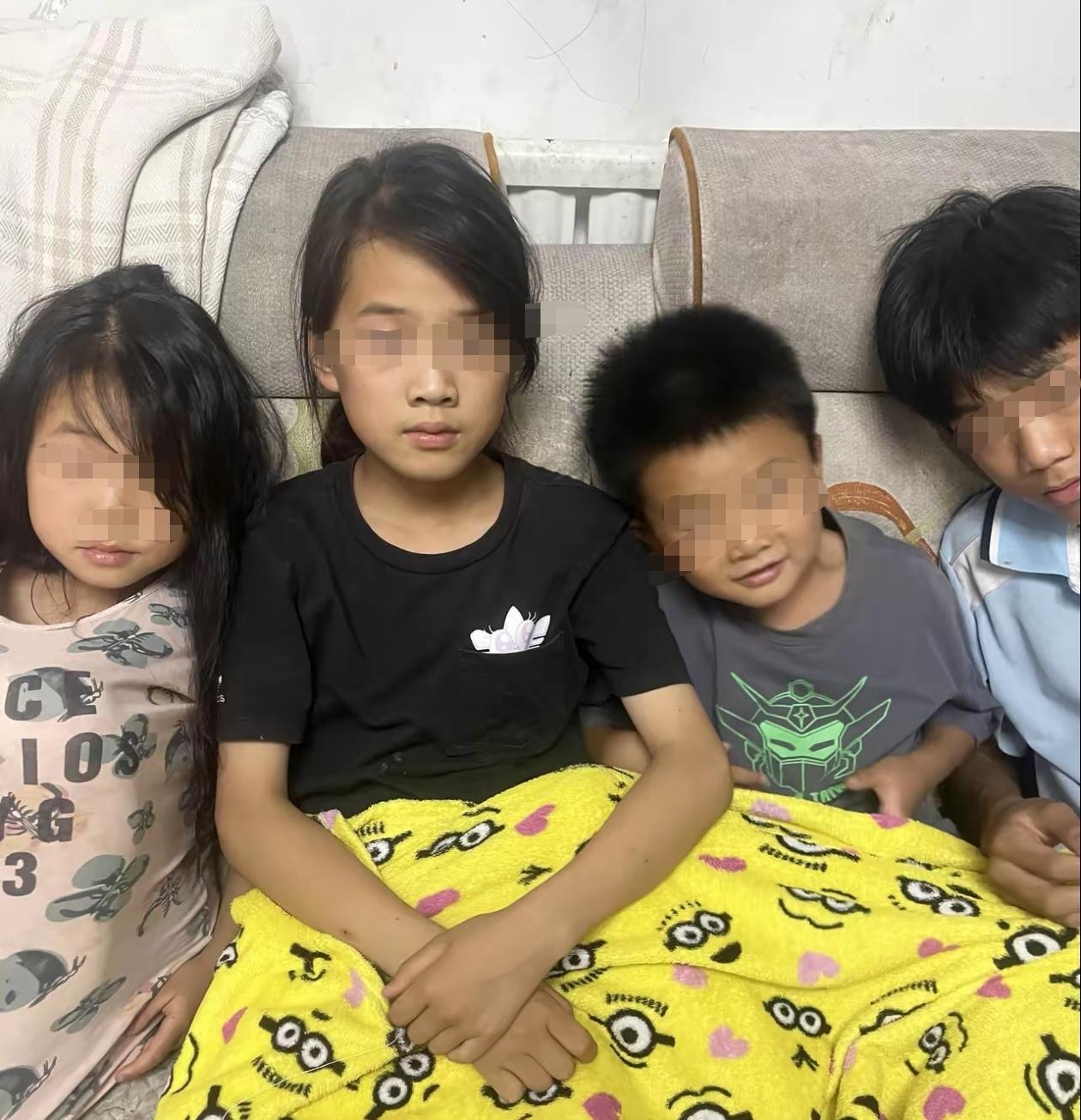 父亲是一座沉默的桥：独自抚养四个孩子，从打工仔变“全能父亲”

张杰推开家门的时