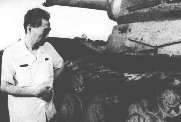 1969年8月23日，国务院总理周恩来在北京南口靶场观看反坦克武器威力试验表演。