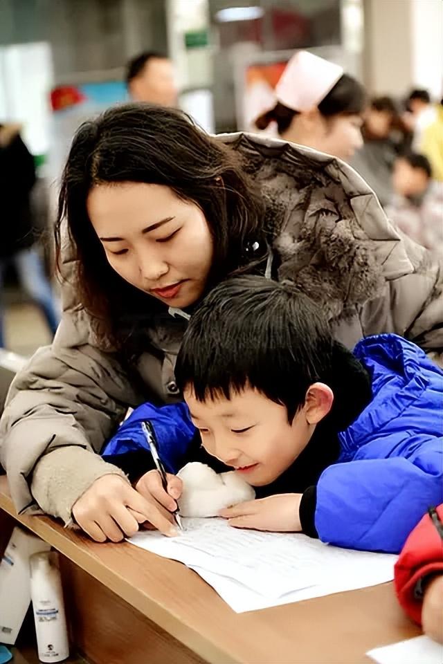 80后这么卷不是因为想要赢，而是因为根本输不起。
80后常常被贴上“最卷一代”的