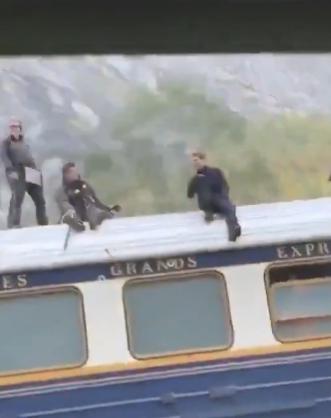 【🚝 挪威一名司机意外发现汤姆·克鲁斯正悠闲地坐在一列行驶中的火车上。当时，他