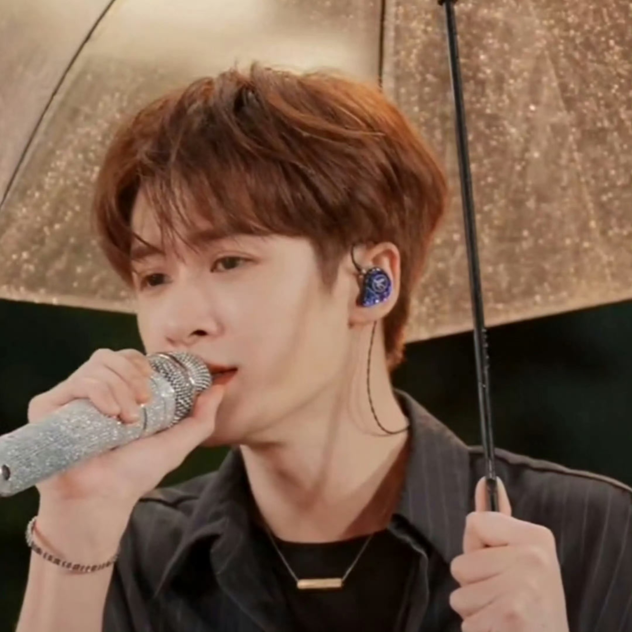 我家这里在下大暴雨中，好想你啊哥哥 