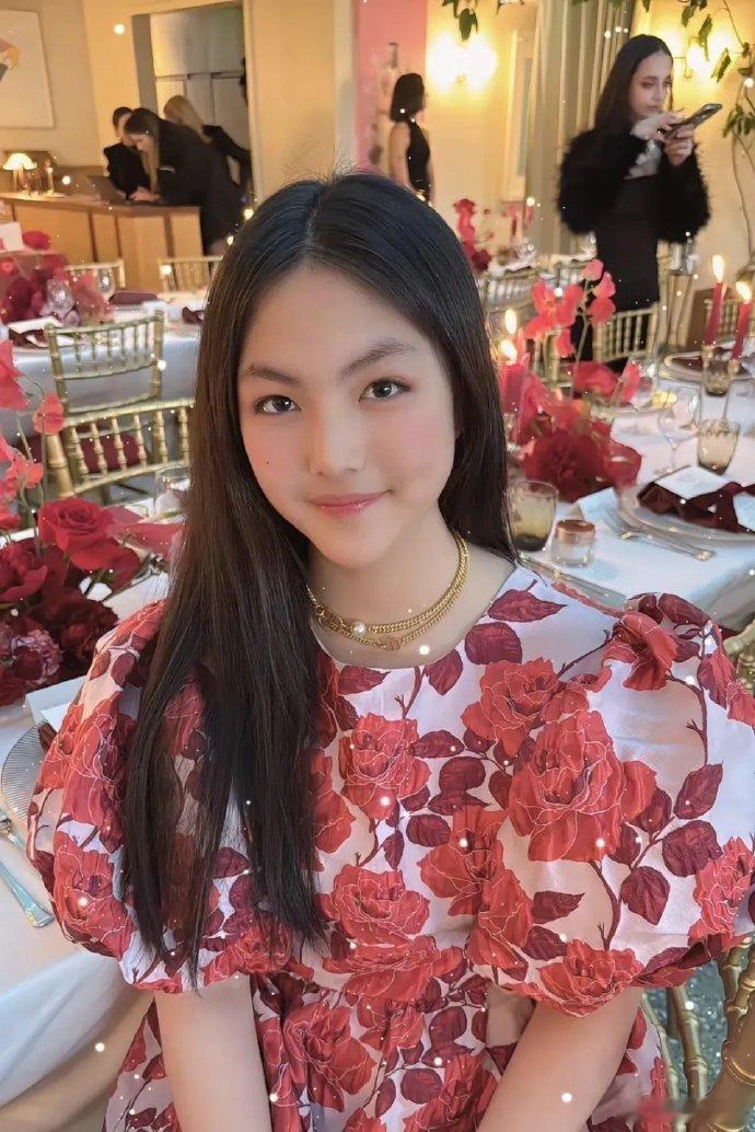 李湘女儿王诗龄已经彻底混欧美圈了，接受的是欧美教育，结识的也是欧美名流 