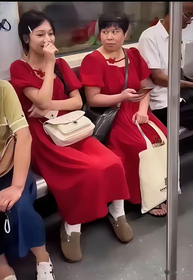 同款衣服，穿在不同人身上，效果和差距咋这么大呢。[呲牙]