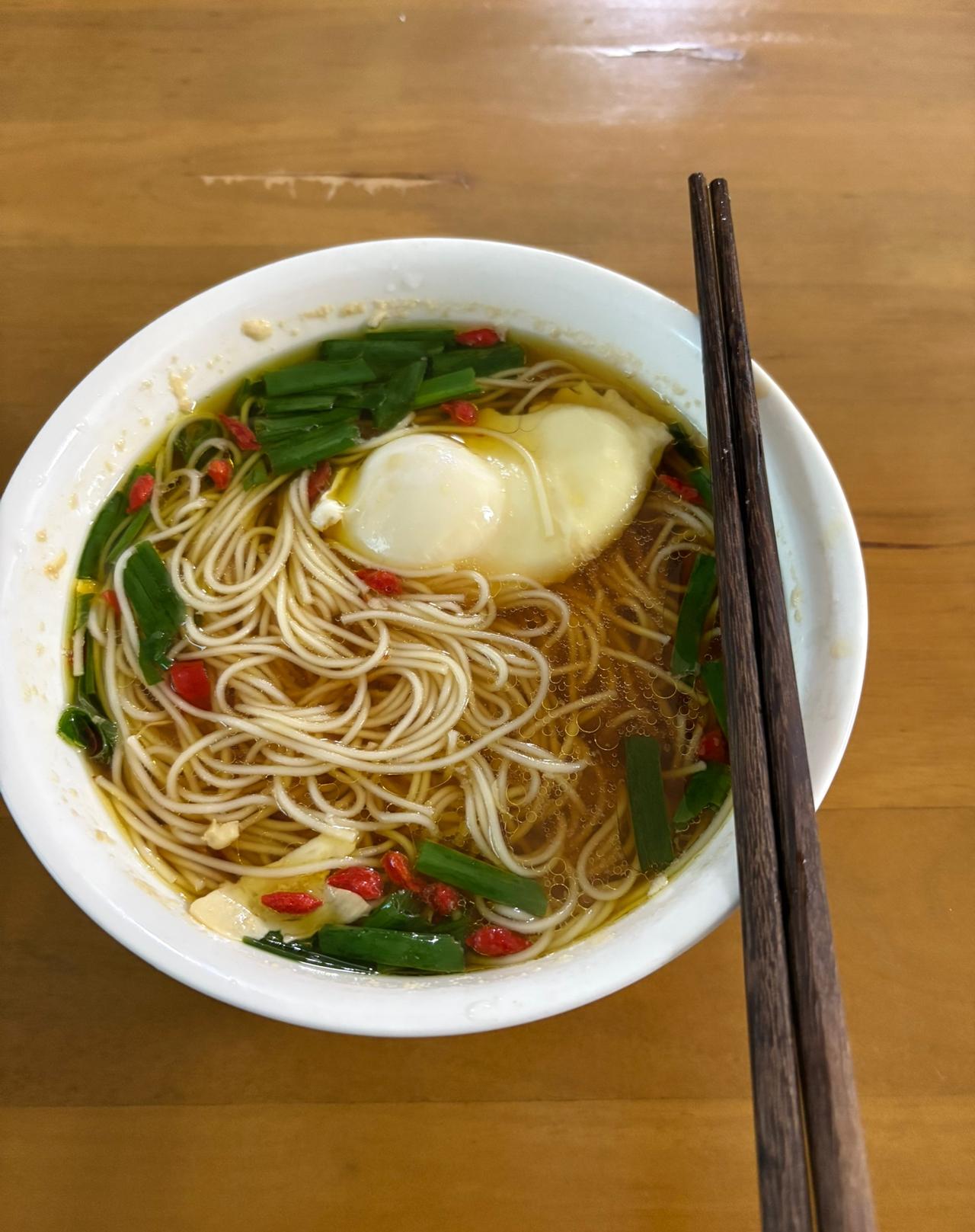 早上吃一碗热腾腾的面条，还是很舒服的。
虽然说自己在家里面做要花一些时间，
但这