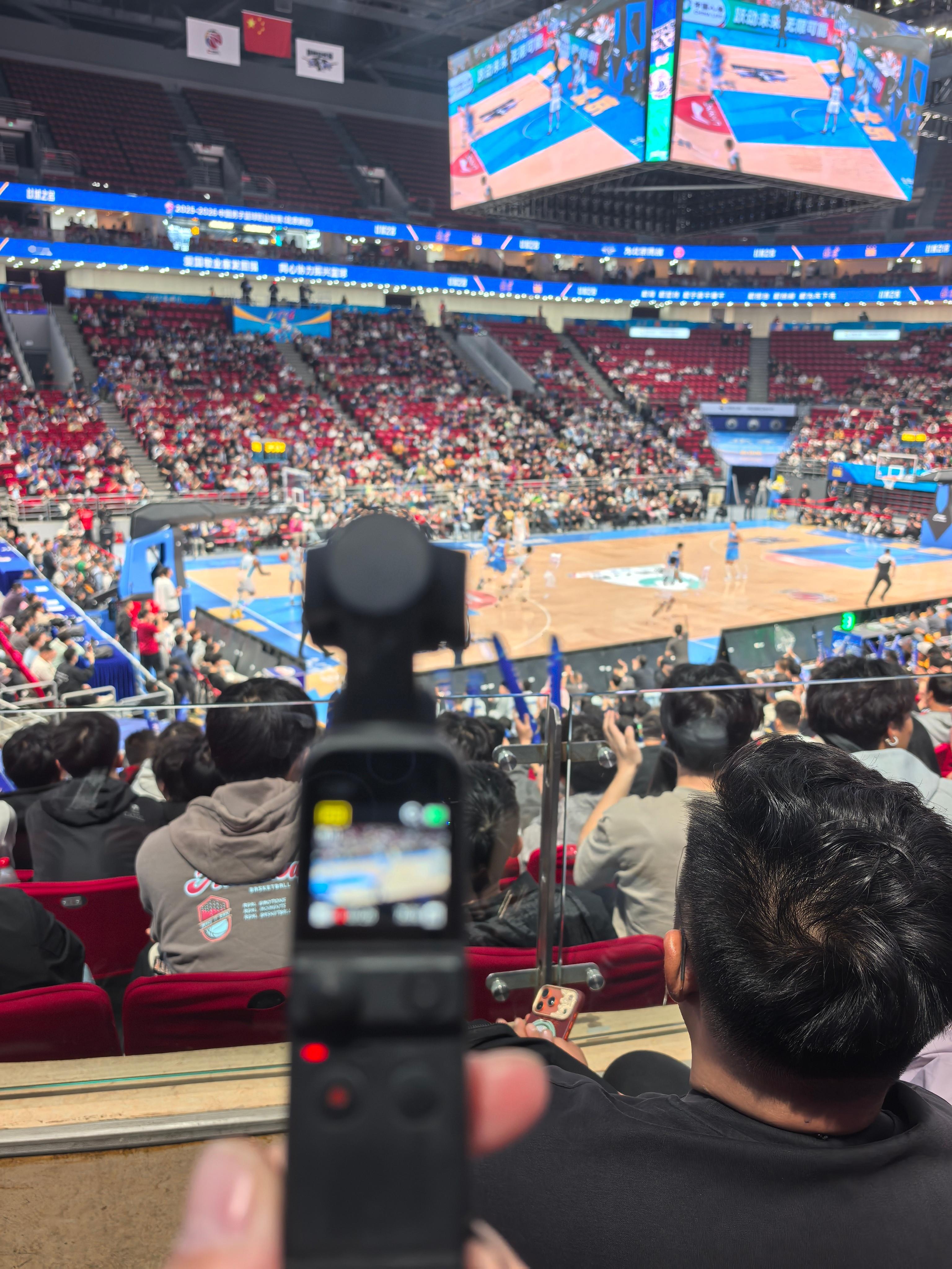 还是不大喜欢现场看这种分差过大的比赛感觉青岛的国内球员太拉了，空位三分真就一个都