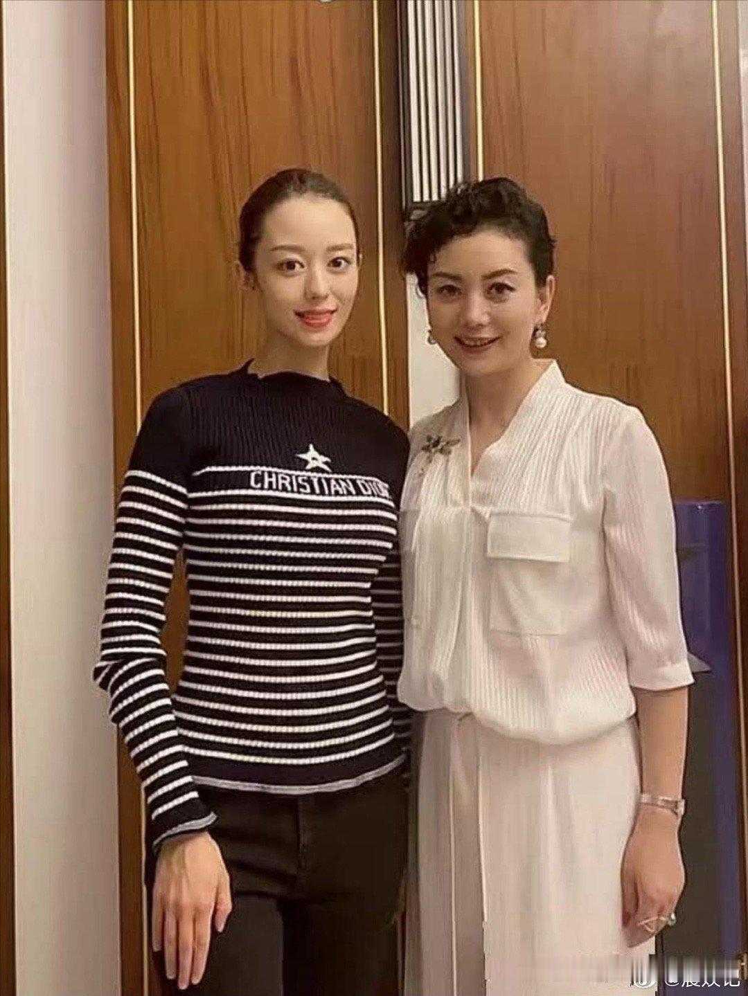朱军的妻子谭梅和郎朗夫妇合影，照片有些奇怪，摄影师怎么拍的 ​​​