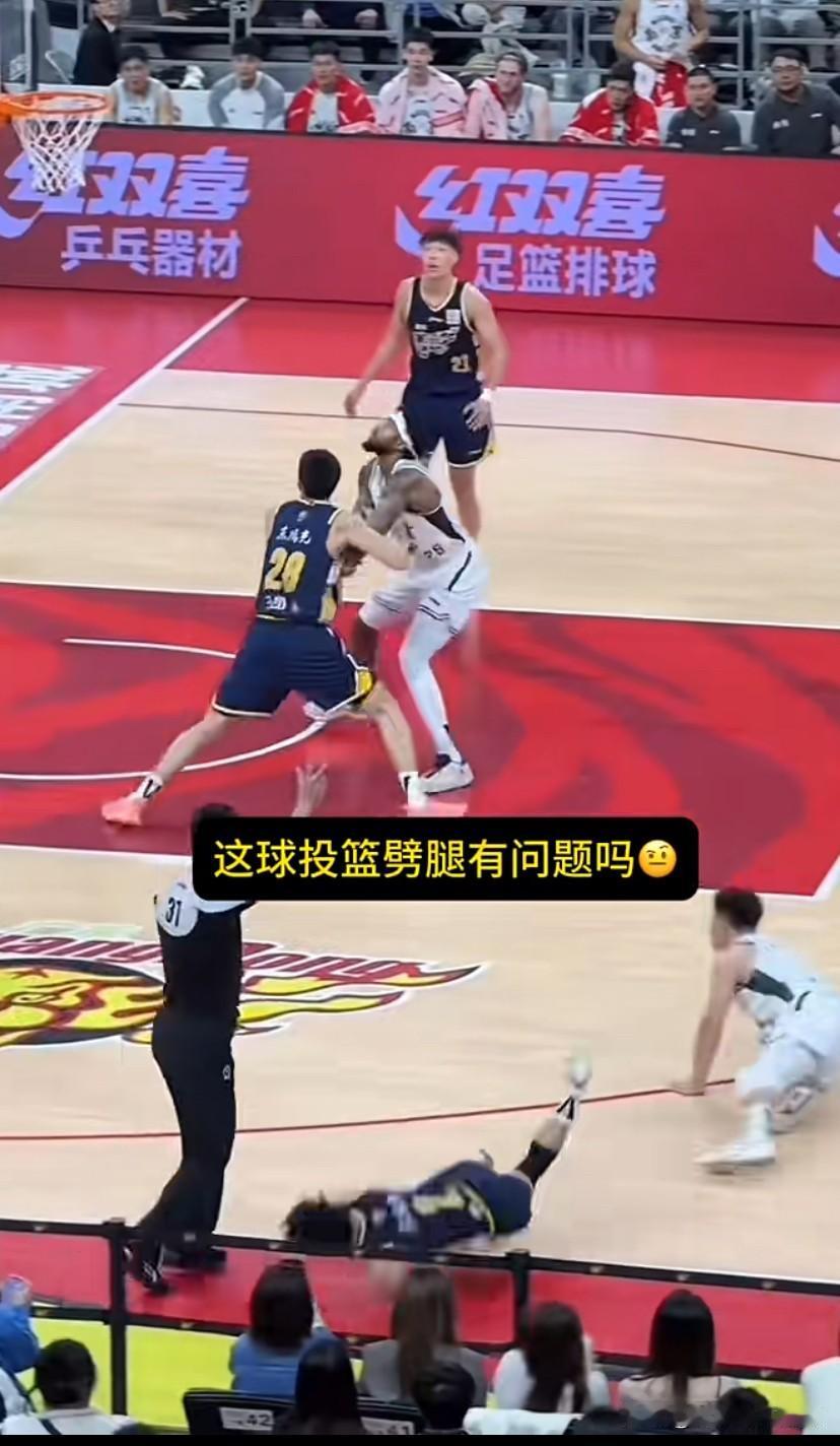 这球投篮踢腿有问题吗？
如果这种行为都不吹，那运动员还能有几个健康打完整个赛季的