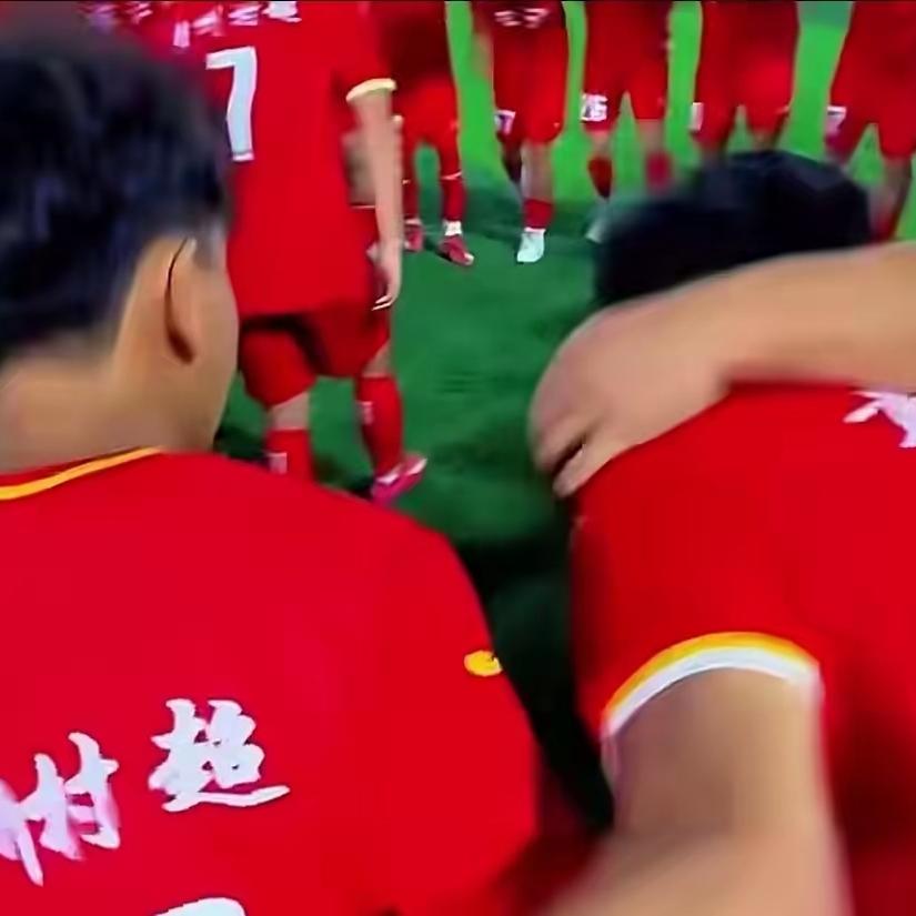 谁说中国人不会踢足球？大错特错！中国不是没有会踢球的人，只是他们大多没机会出国踢