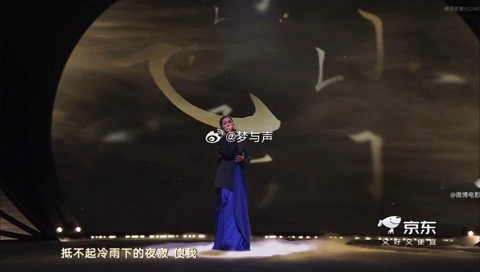 杨千嬅李思潼王彦桐合唱月下煮茶 杨千嬅微博电影之夜的舞台太感人了，唱了自己作曲的
