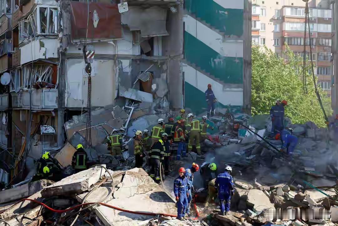 真主党无人机袭击升级：以色列军方19人阵亡，坦克军车起火燃烧。

近期，真主党发