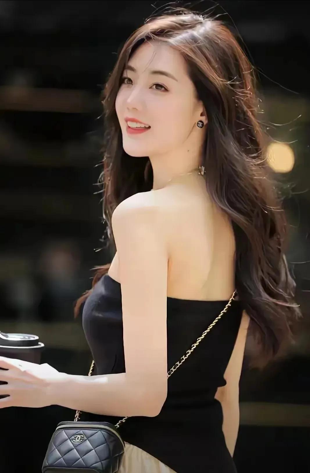杰克没有直接表白，而是默默地为莉莉付出。他每天为她准备早餐，陪她一起图书馆学习，