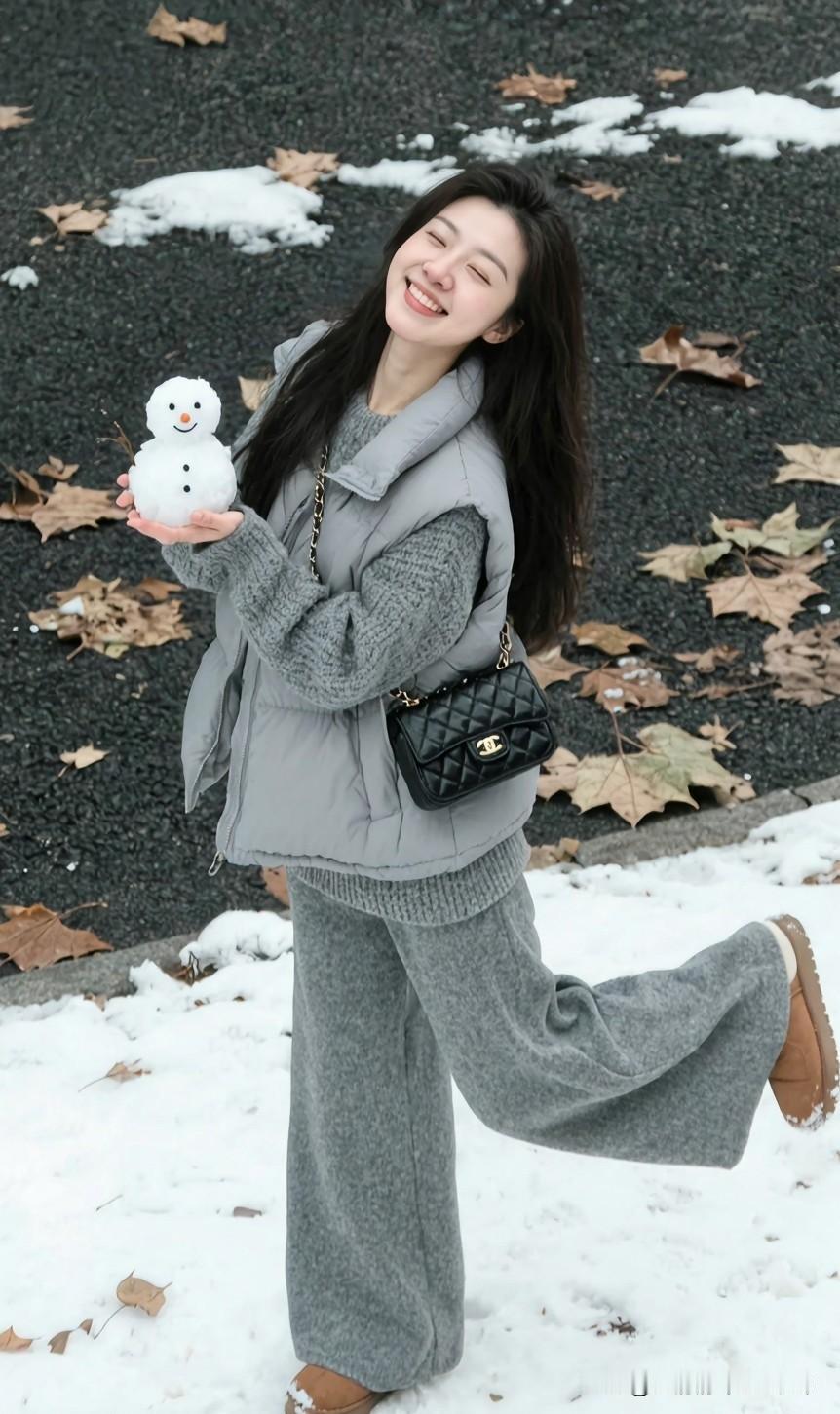 有些人，
注定不能成为夫妻，
但他们的存在，
却像一束光，
照亮了彼此的人生。