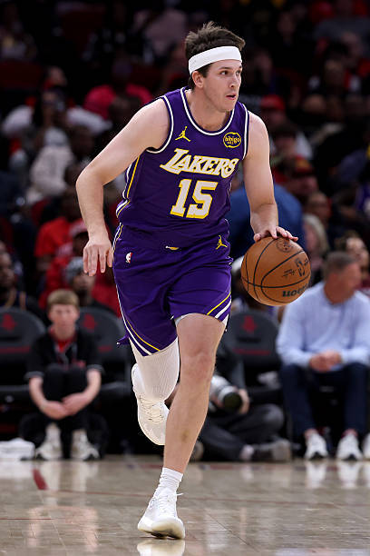 明天客场对阵魔术，里夫斯（左臀酸痛）出战成疑。 