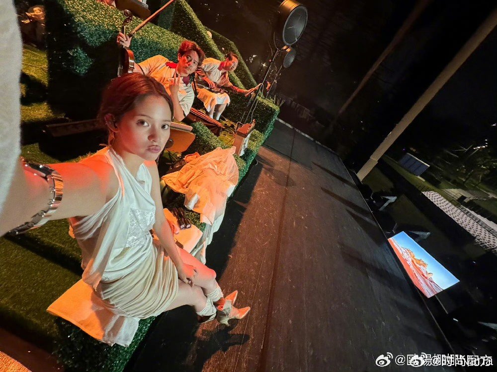 欧阳娜娜欧阳娜娜给粉丝现场打电话欧阳娜娜演唱会现场给粉丝打电话 🎪𝙽𝚊𝚗