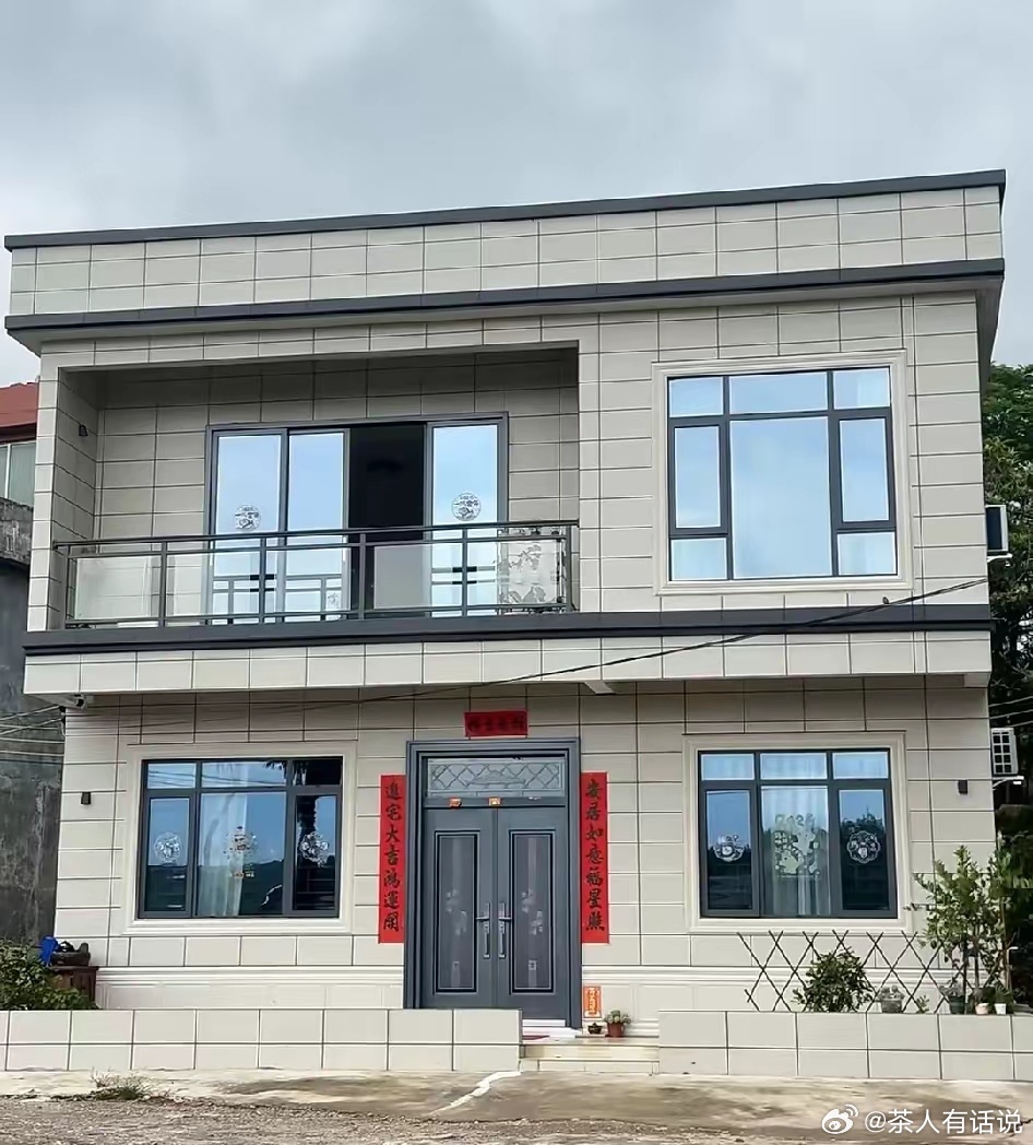 我妹妹出钱，在乡下给爸妈建了一栋三层自建房，房产证写的是爸妈名字。昨天老婆问我，