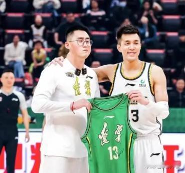 7年间3次开颅，半个脑袋都成了铝合金，左眼失明，右手失去知觉，面部瘫痪，就连走路