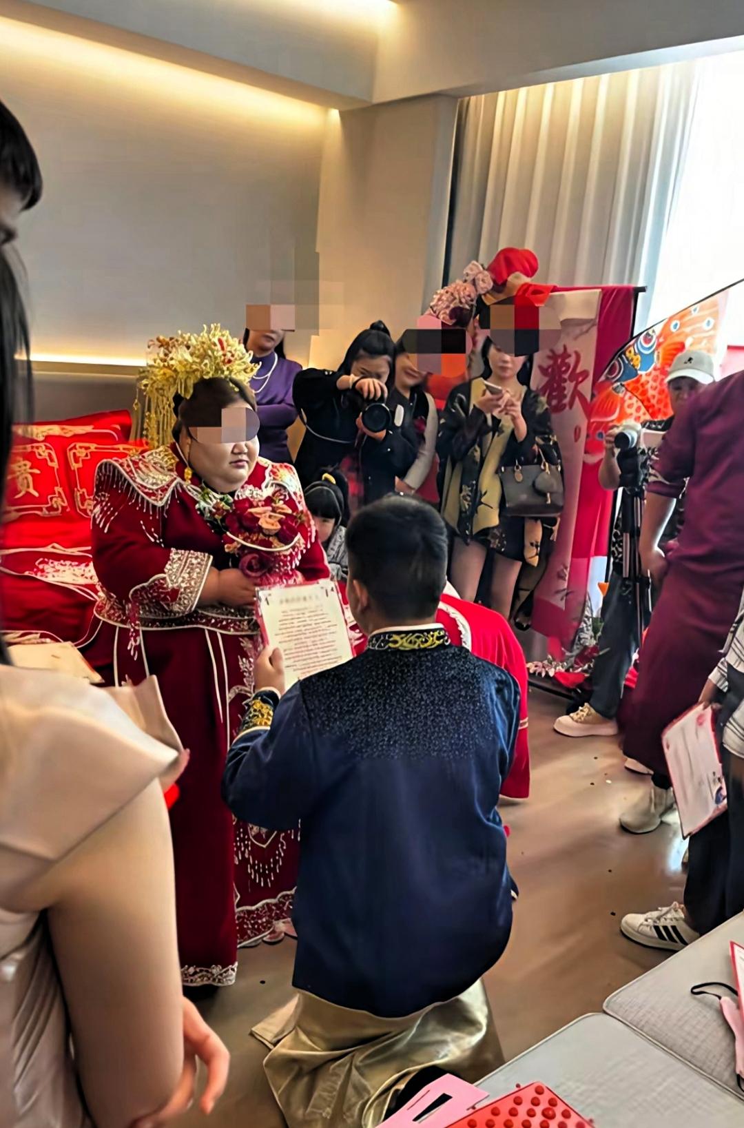 十一小长假 ，年轻人结婚的很多，今天在网上刷到这对新人，新郎高高瘦瘦的，但是新娘