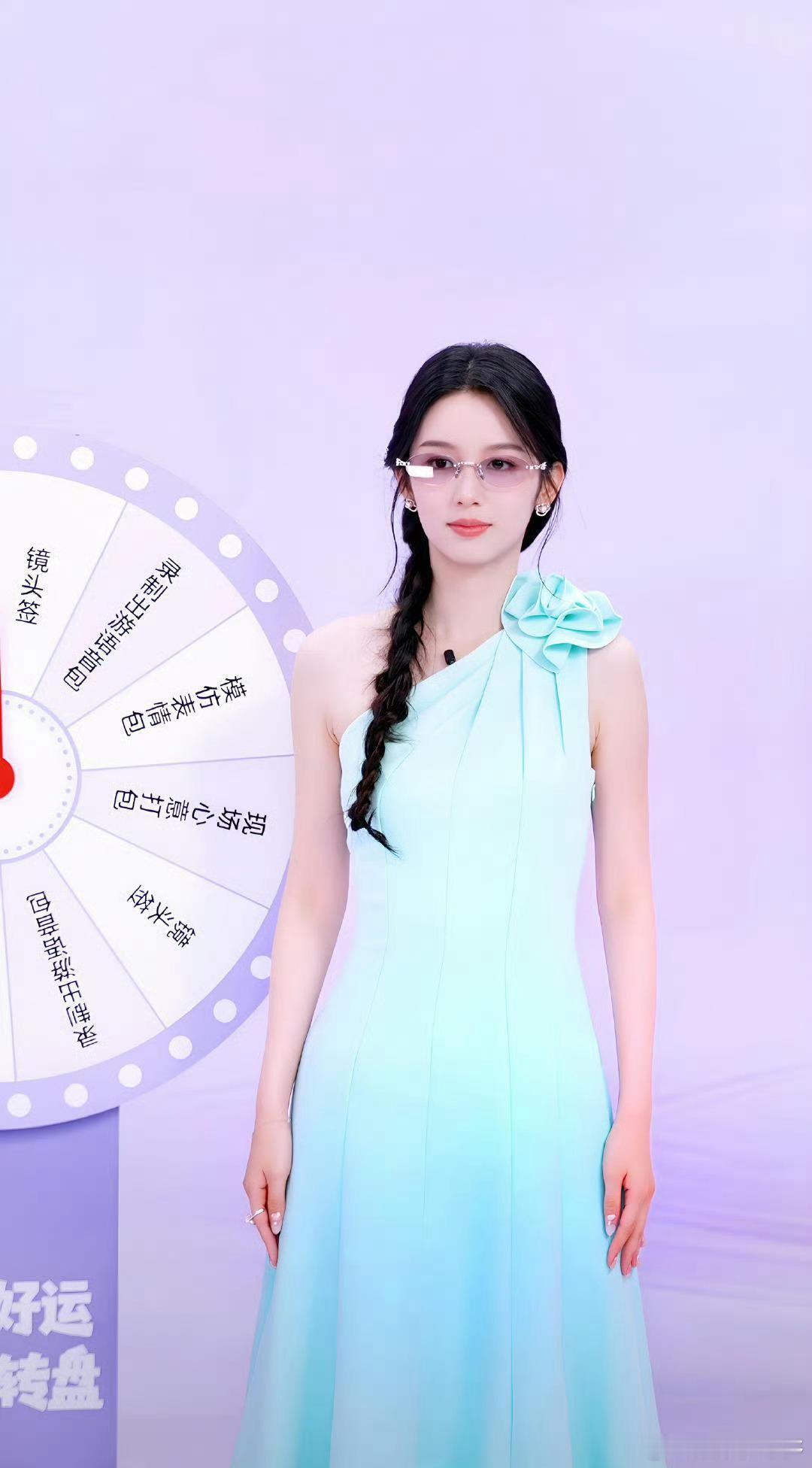 周也镜头表现力绝了颜值抗打，镜头感更是出众，薄荷蓝长裙清新脱俗，麻花辫灵动俏皮，