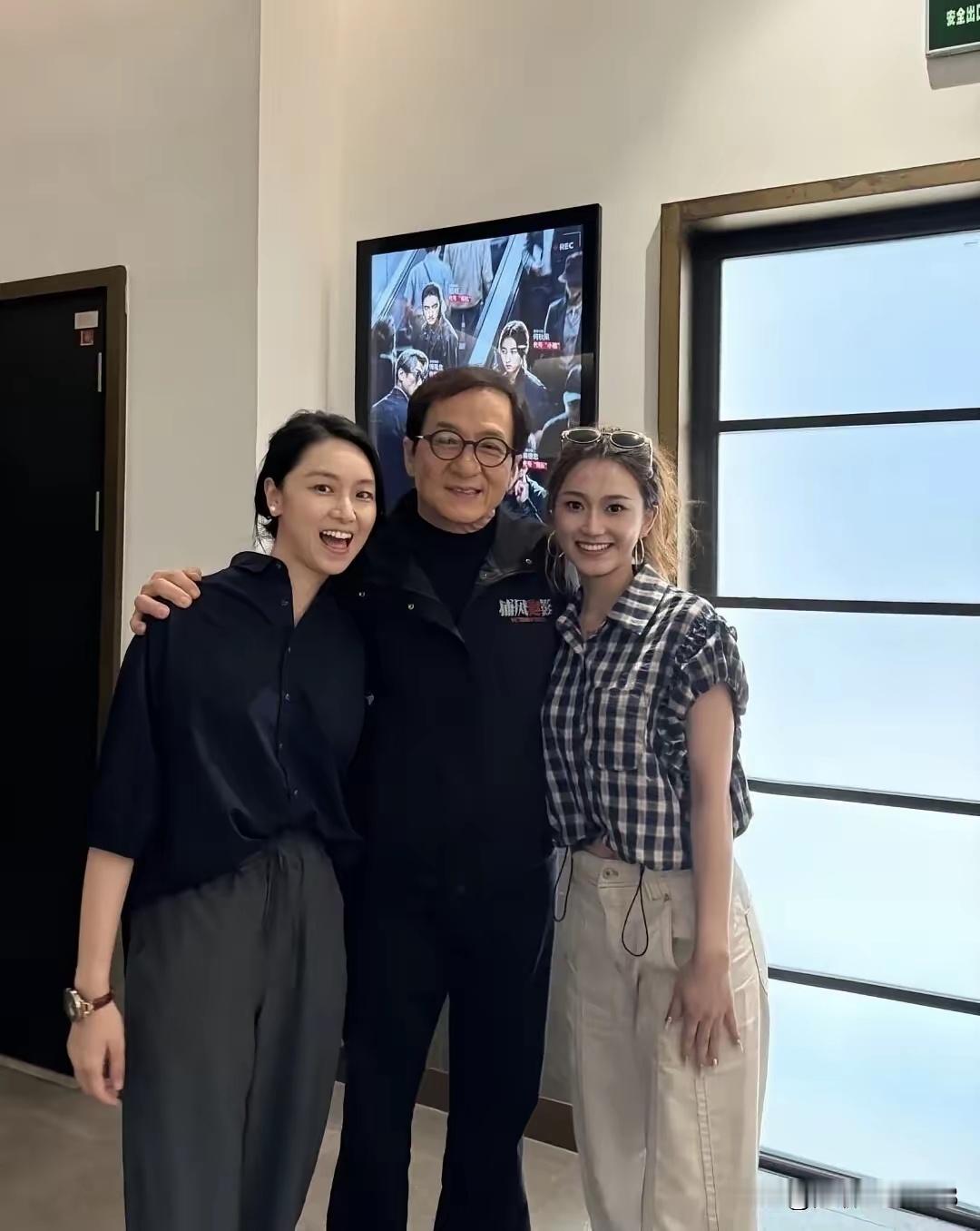 成龙搂着的这一位穿格子的美女，单看还挺漂亮的，大眼睛，身材好，可跟另外的美女一起