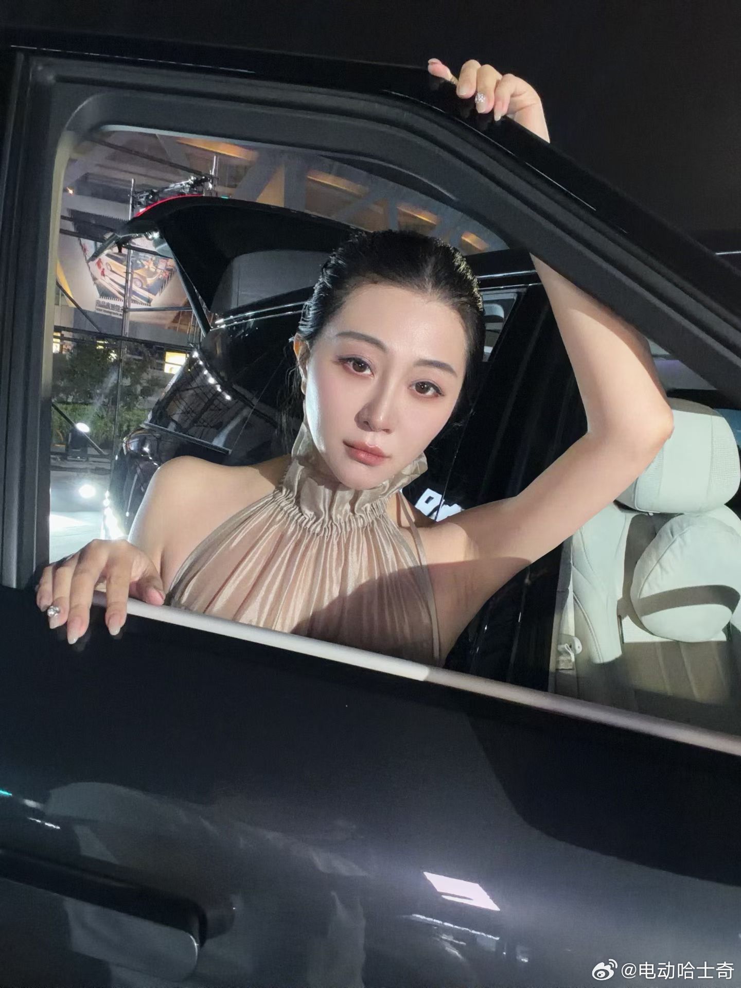 小鹏GX太卷了！这可是大六座SUV，想买一台！谁还不是想当单手开车的黑老大呢！增