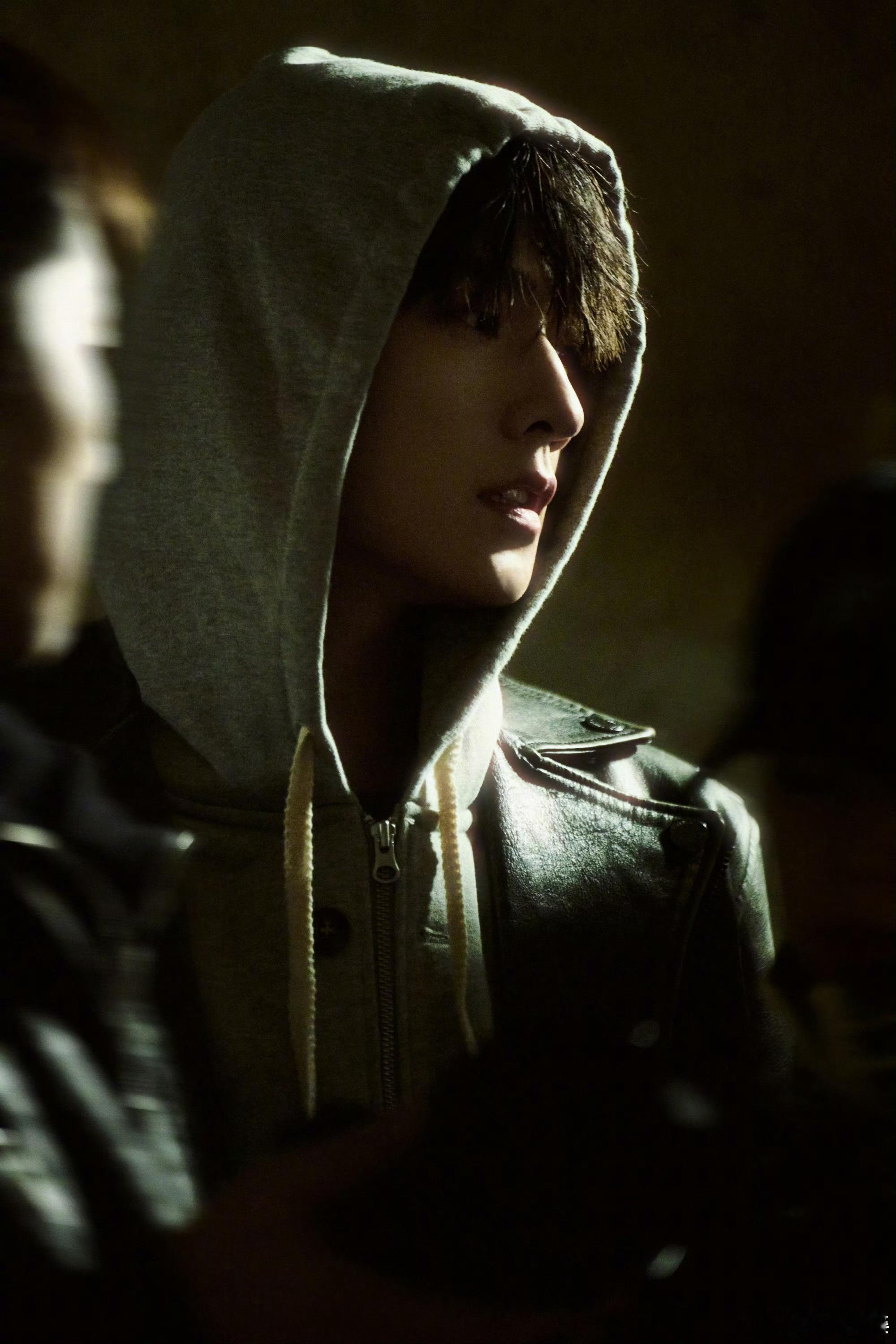 杨洋黑色皮衣梦回张起灵杨洋这身黑色皮衣一穿，清冷坚毅的样子简直跟当年的张起灵一模