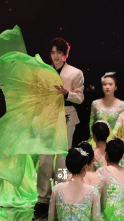 刘宇把扇舞刻进DNA里 北京台春晚 谁被刘宇候场扇舞美到了！抬手转扇皆是韵味，肌