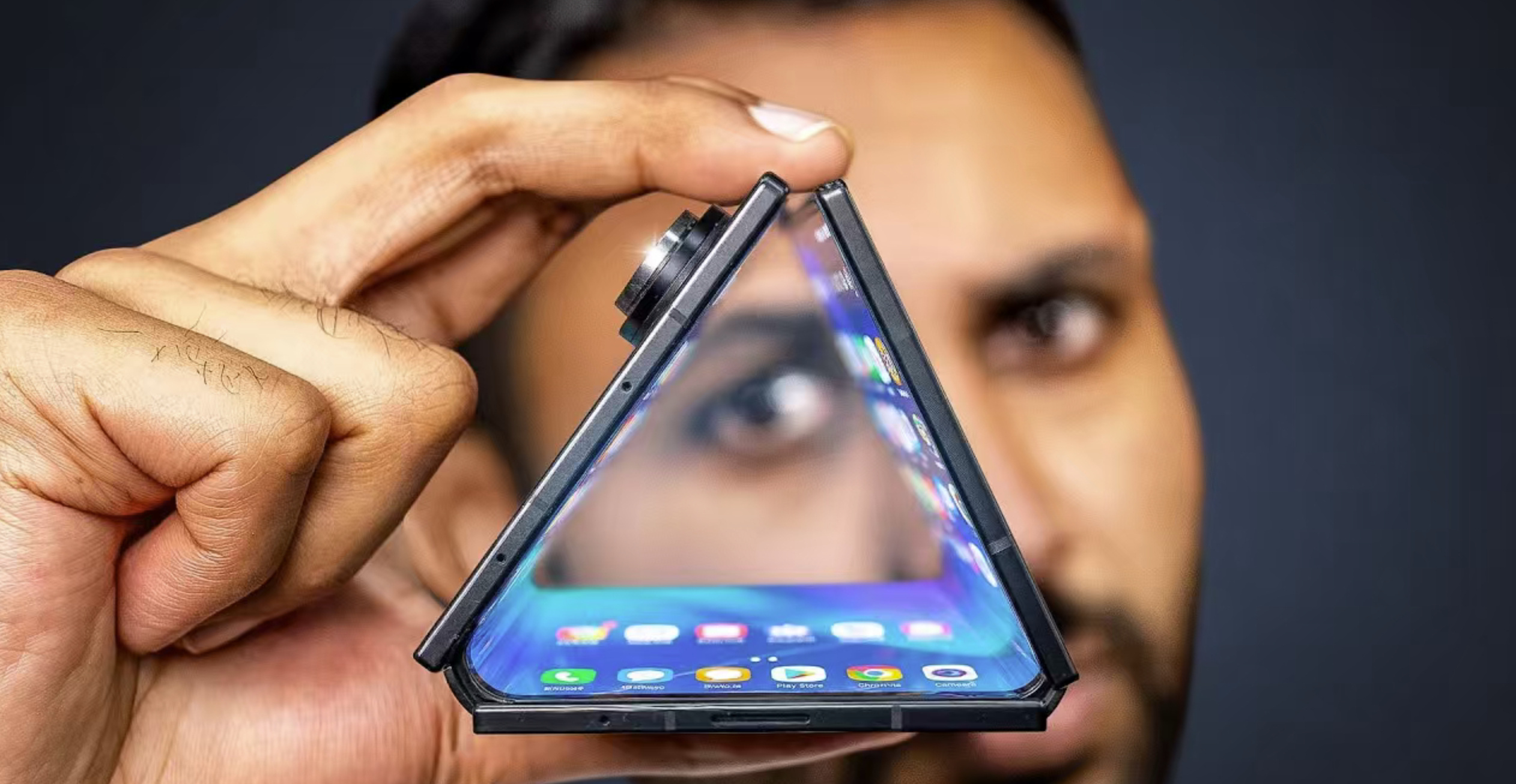 三星的三折叠，选择了G形态，这个形态的短板是，只有两种形态，同时还更厚，同时没有