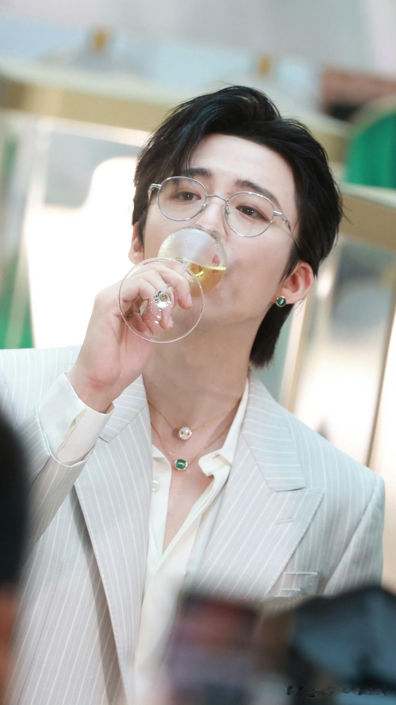 刘宇宁是不知道自己的酒量吧？

活动上竟然一口气把半杯香槟干了，后果只直接红到头