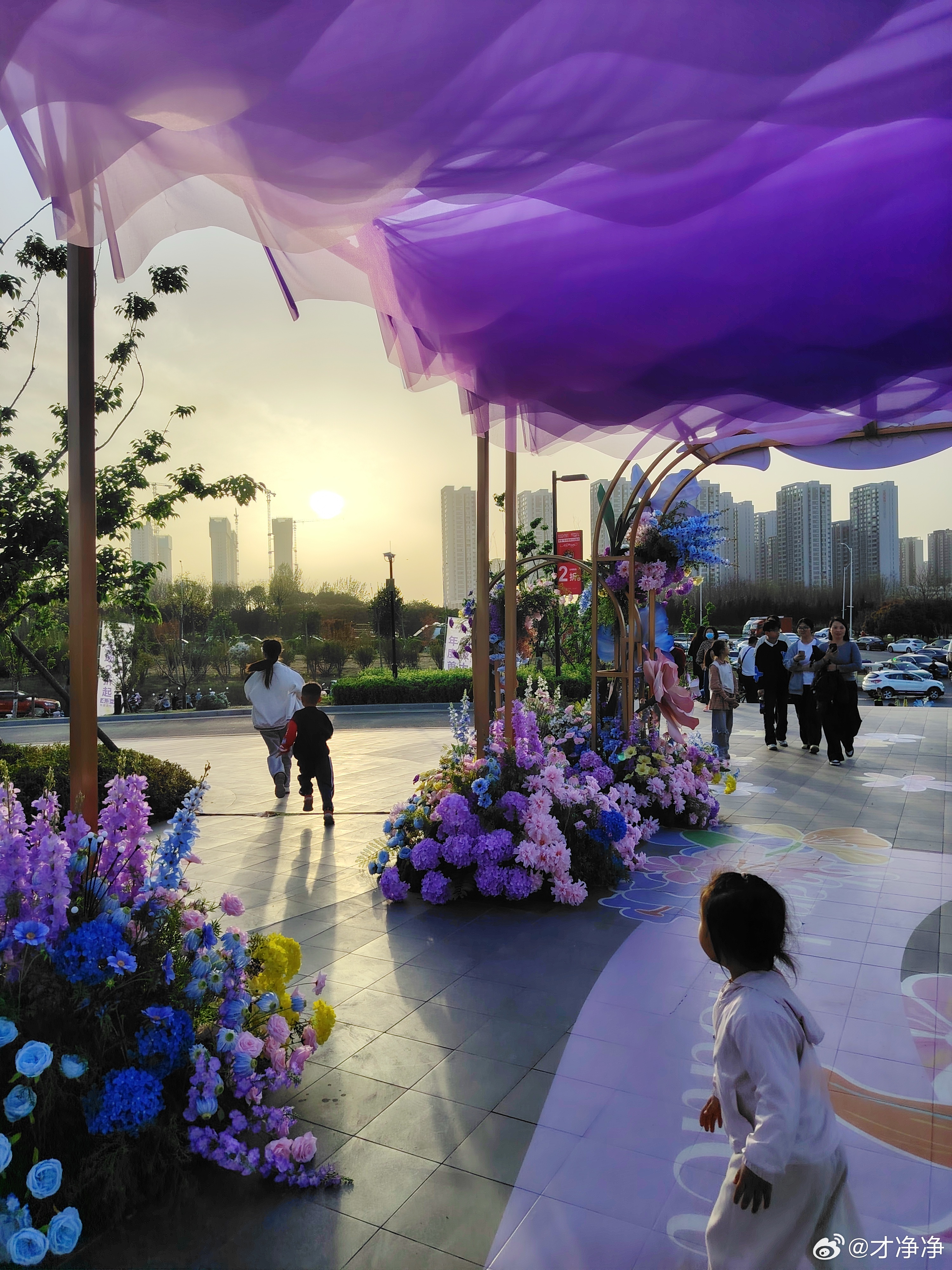 因为所有“努力思考”用的原料，都是记忆。旧的经验、过去的创伤、别人的评价——你用