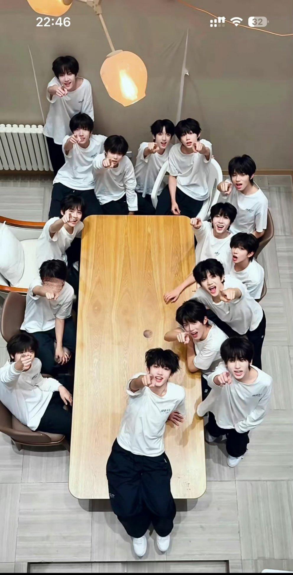 TF四代的大合照来了，都是白衬衫的打扮，小小一个的小少年，搞养成系男团，还是得看