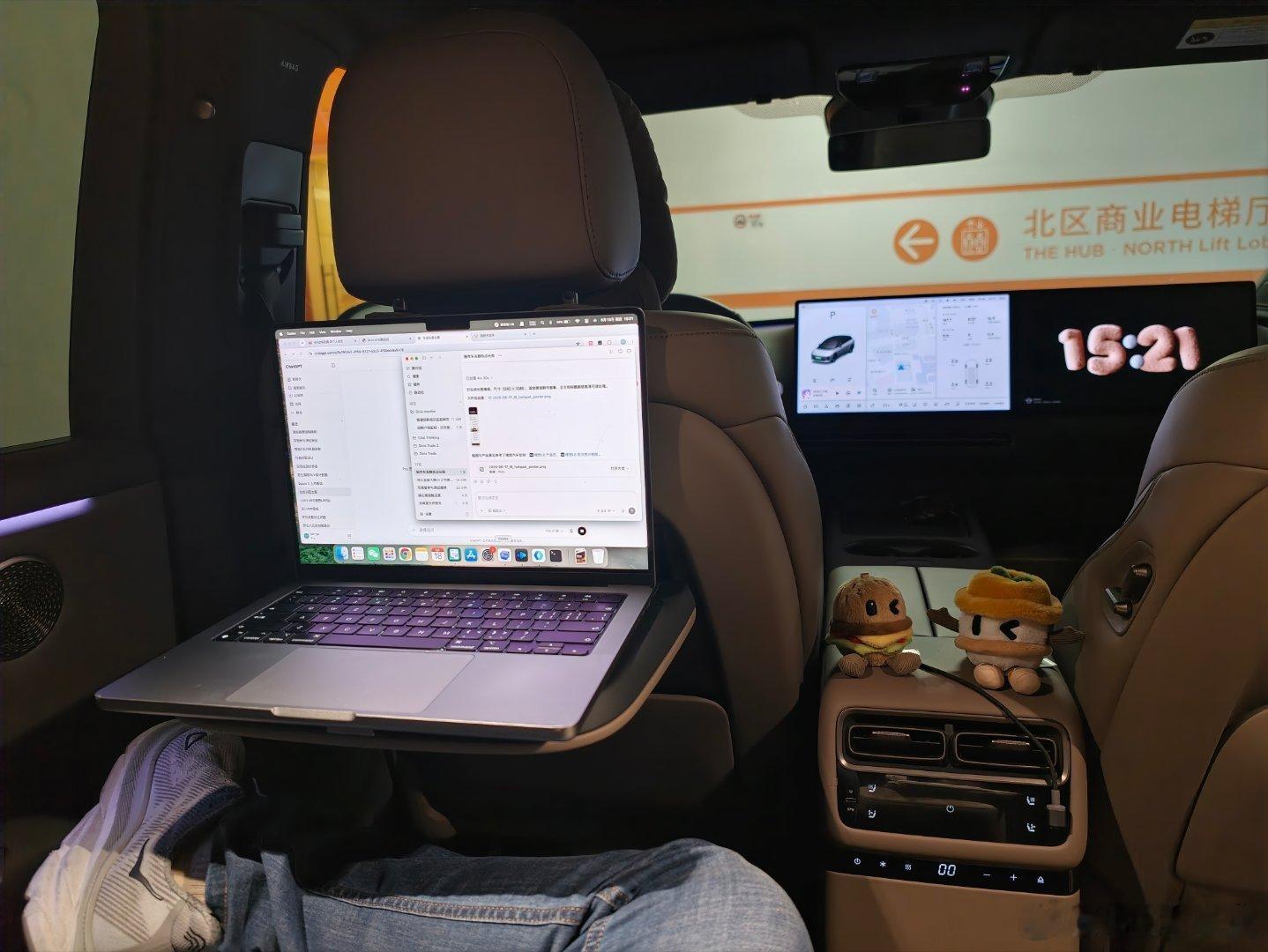 理想i6这个后装的小桌板用的频率很高，花了大几百块钱，虽然不如原厂桌质感好，但是