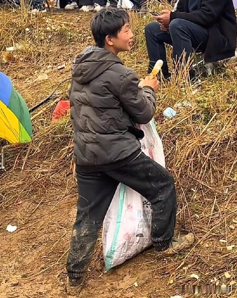 没穷过的人怎么能体会穷苦人的内心？小男孩自食其力，吃苦耐劳，长大一定会有出息的！