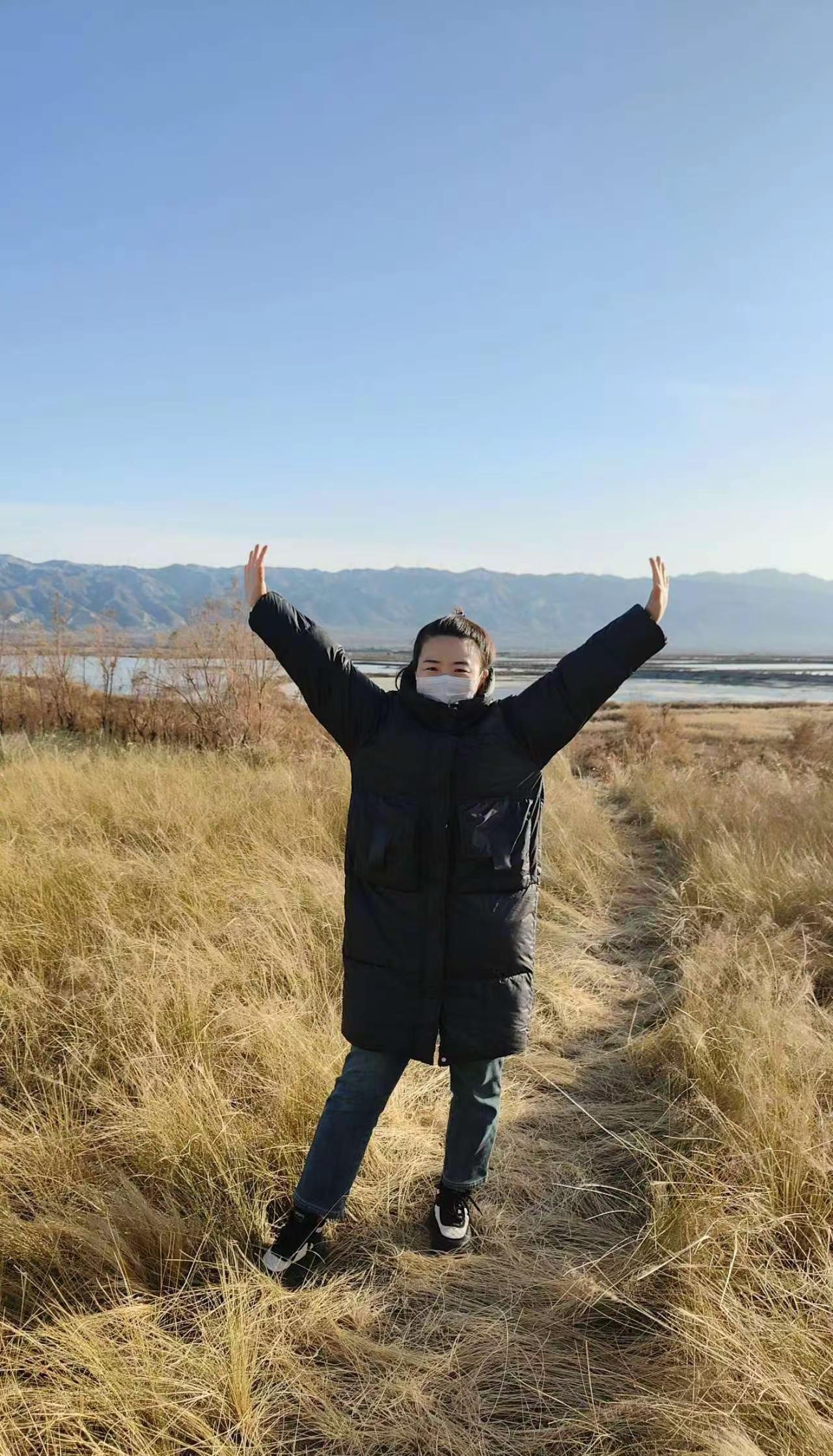 亲爱的老己，今年做个温暖的人，以最大的平静去爱我们不确定的生活；人静、心安、物简