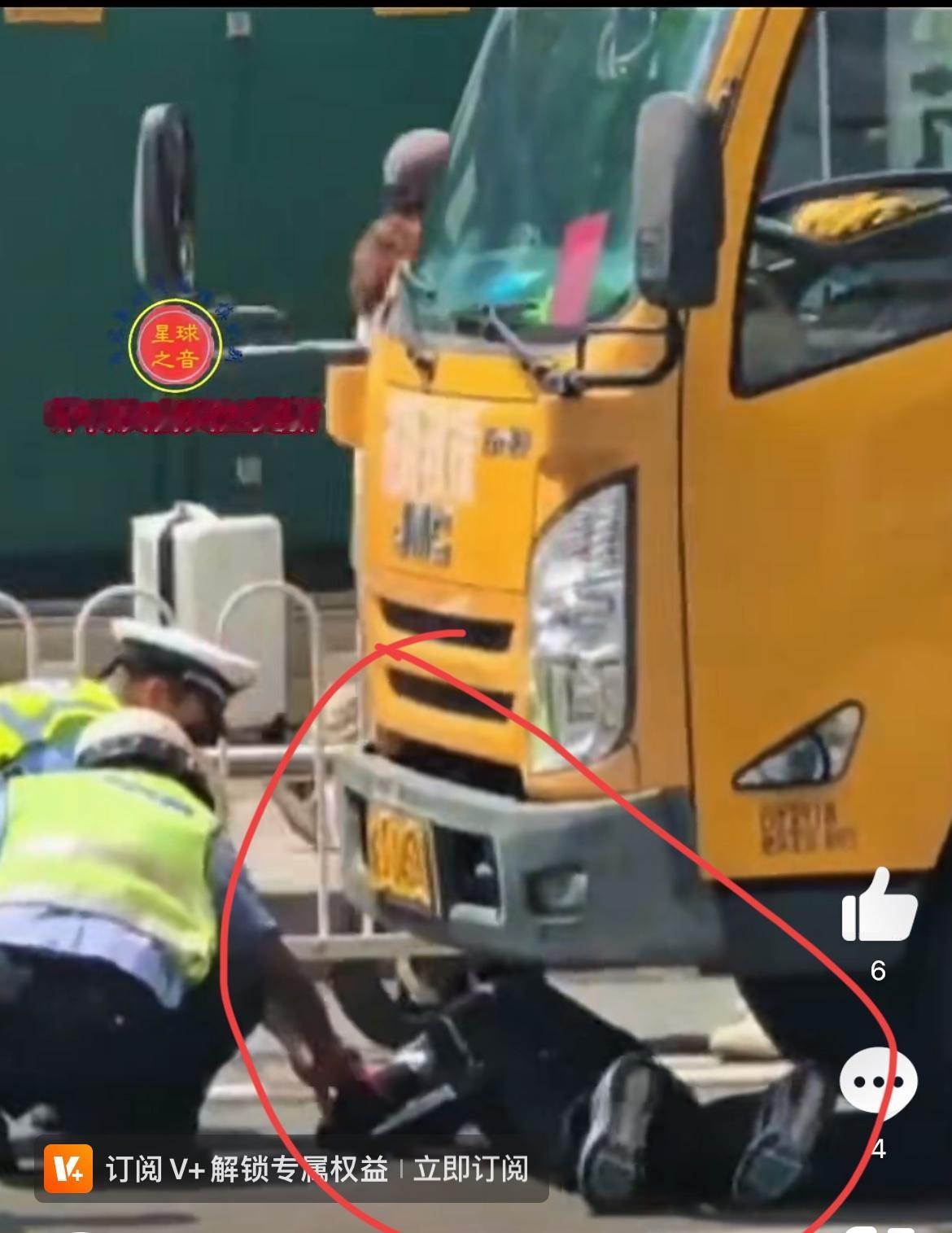 女外卖员车被扣，直接钻车底阻止希望拿回车，城管蹲车底安抚，你们说这样的事情，该如