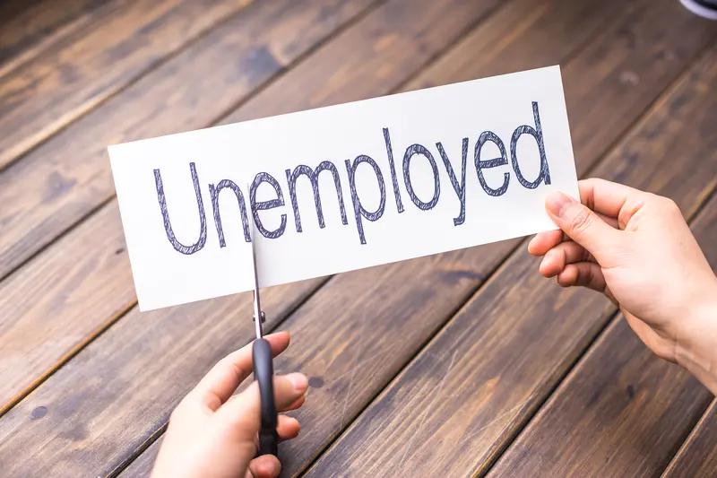 失业率高，生存确实成了难题。我身边就有朋友失业后在家待了好几个月，每天焦虑得不行