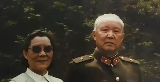 傅崇碧将军与夫人黎虹，是烽火岁月里相守一生的革命伉俪！从戎马倥偬的征程到平淡安稳