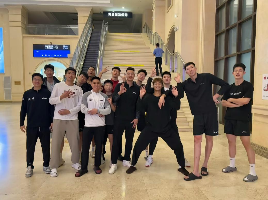 北京首钢男篮球员青岛站开心合影留念，体测后马上就要开赛了，冲冠会是赛季最终目标。
