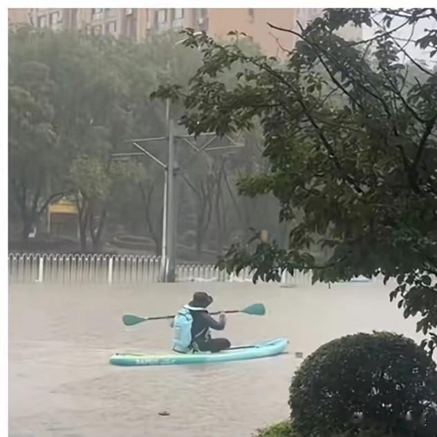 让我心里很不是滋味的，从来不是求助声太少，而是网上铺天盖地借着灾情玩梗博流量的内