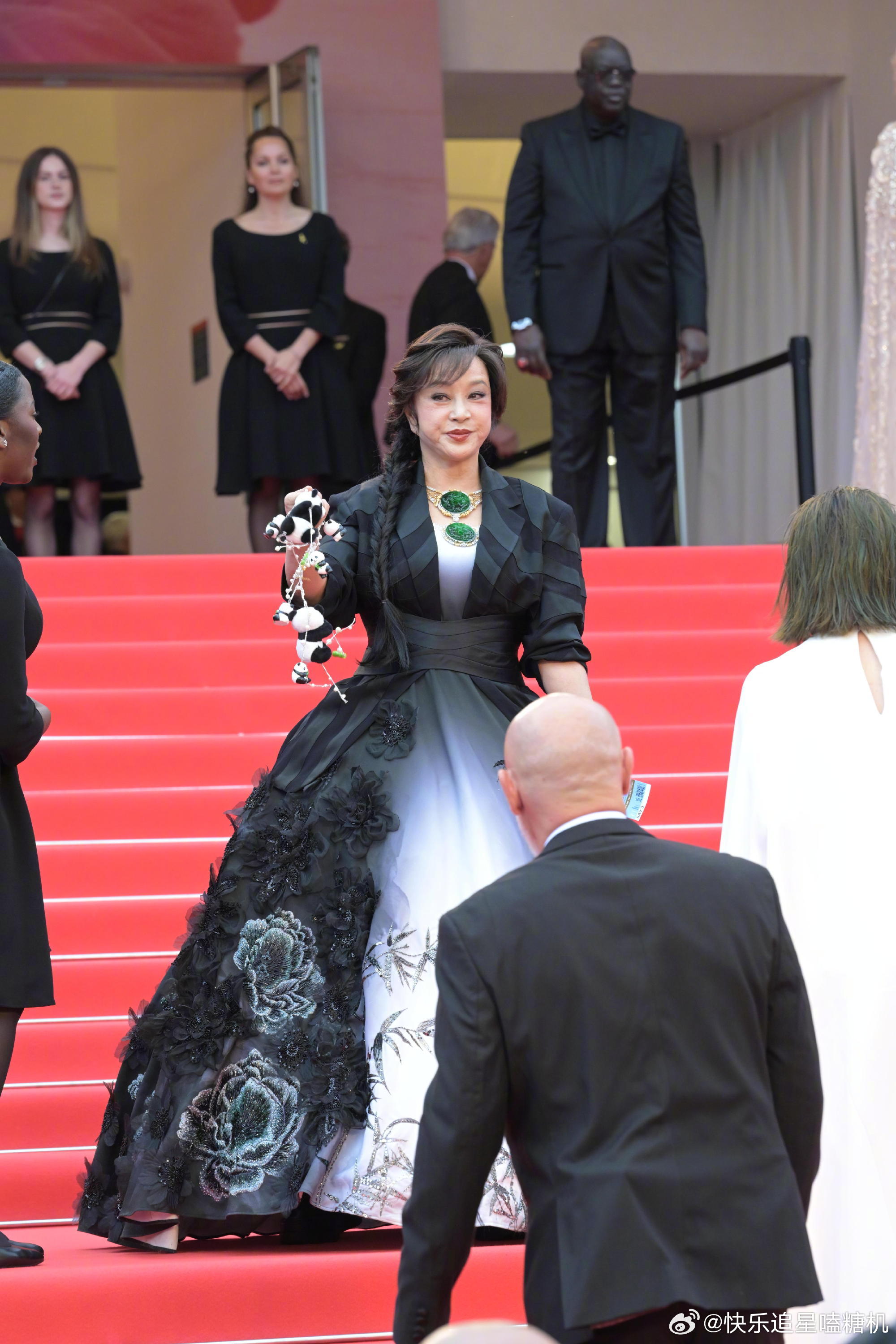 刘晓庆红色皮衣学院风 刘晓庆真的太会保养也太会穿了，这次红色皮衣加学院风套装让人